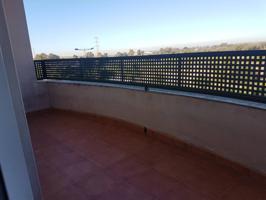 Piso SEMINUEVO en Dos Hermanas, zona Arco Norte, consta de 3 dormitorios, amplio salón-comedor, cocina amueblada con lav photo 0