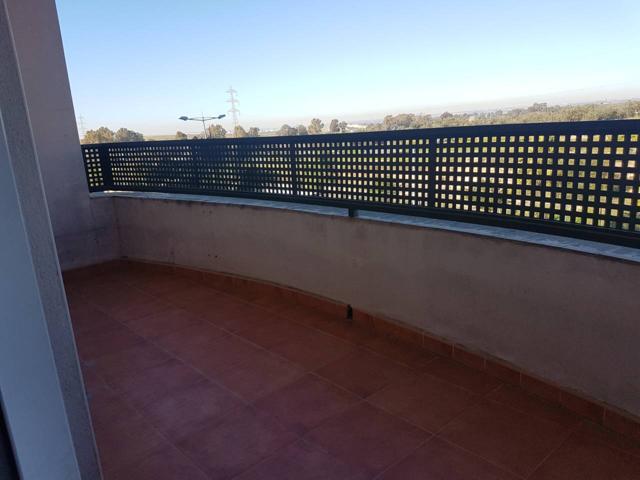 Piso SEMINUEVO en Dos Hermanas, zona Arco Norte, consta de 3 dormitorios, amplio salón-comedor, cocina amueblada con lav photo 0