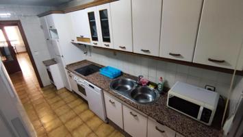 Alquilo piso por habitaciones a estudiantes, consta de cuatro amplios dormitorios, dos baños completos, cocina con terraza y despensa muy amplia,. photo 0