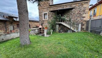 VENDO CASA DE PIEDRA AMPLIA CON JARDÍN photo 0