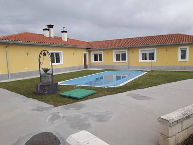 CHALET TODO EN PLANTA DE 255 M² ÚTILES: 4 DORMITORIOS, 4 BAÑOS, PISCINA PROPIA photo 0