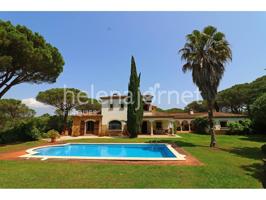 Preciosa casa con piscina y un gran terreno en el Golf Costa Brava photo 0