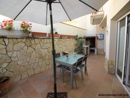 Casa con patio y garaje photo 0