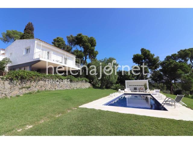 Exclusiva casa con piscina y con un gran terreno en una zona privilegiada de Vall-llobrega photo 0