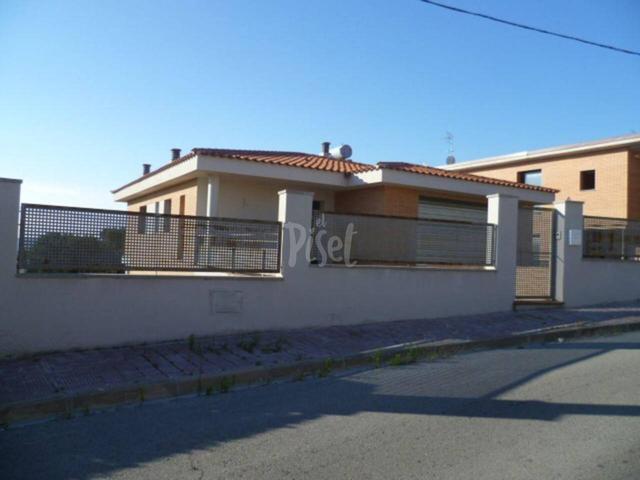 Casa en venta en C. Garbi, Sant Esteve Sesrovires photo 0