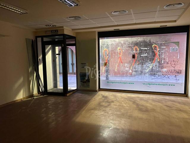Amplio Local en Venta en Viladecans photo 0