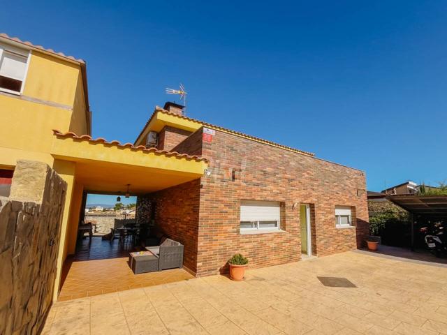 🏡 ¡GRAN OPORTUNIDAD! CASA DE 240 m² CON JARDÍN, PARKING Y PISCINA photo 0