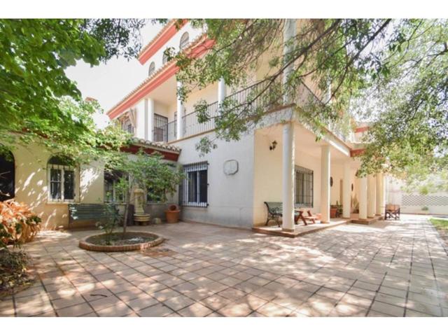 Chalet en venta en Zona Calle Poniente-Avenida Cristóbal Colón photo 0