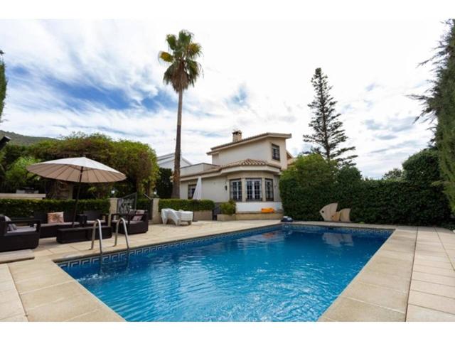 Exclusivo Chalet de Lujo en la Urbanización El Puntal – Elegancia, Espacio y Entorno Privilegiado photo 0