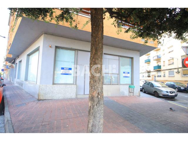 Local en Venta o Alquiler en Calle Bellfort, Manlleu: Espacioso, Esquinero y Listo para tu Negocio photo 0