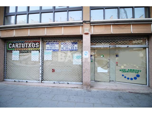 Local comercial de 240 m² con gran fachada y escaparate de cristal photo 0