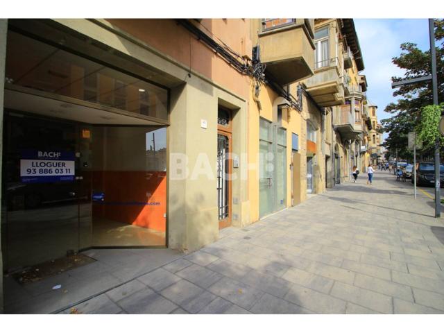 Local comercial en el centro de Vic con escaparate y espacios polivalentes photo 0