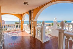 CHALET INDEPENDIENTE FRENTE AL MAR photo 0