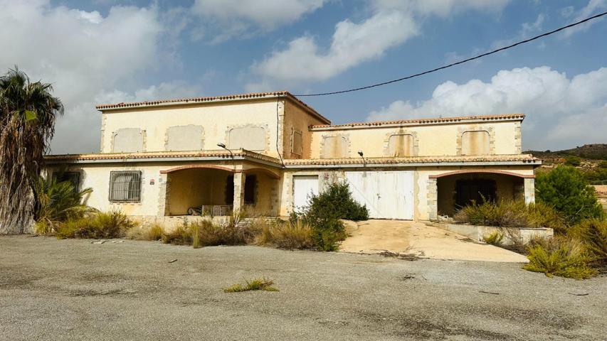 Exclusiva parcela en Peña de las Águilas, Elche - 22,500 m² con gran casa para reformar. photo 0