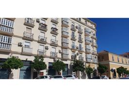 A pocos pasos del Centro Histórico de Málaga, amplio piso con garaje incluido en precio. photo 0