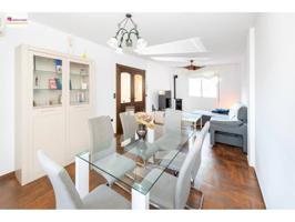 Casa adosada en venta en Zona de San Cayetano-Avenida Cristóbal Colón photo 0
