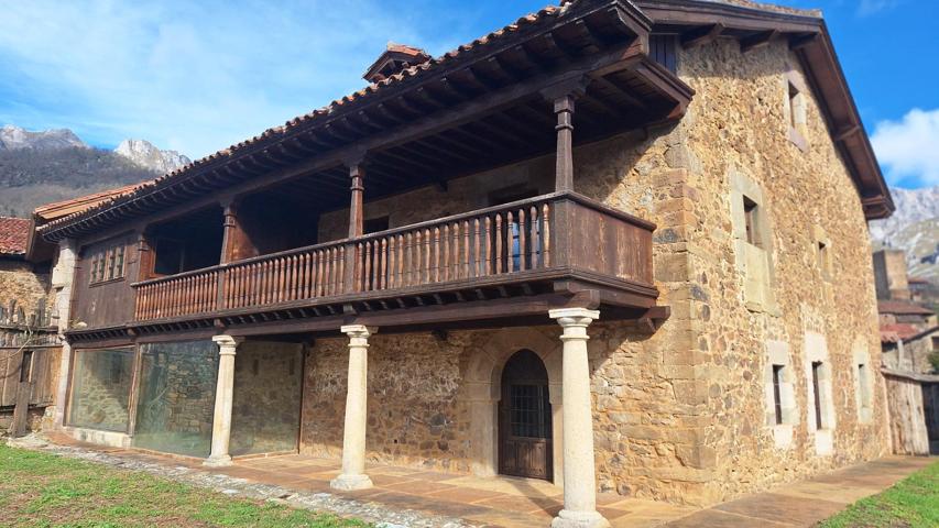 Complejo de edificaciones de piedra en Mogrovejo photo 0