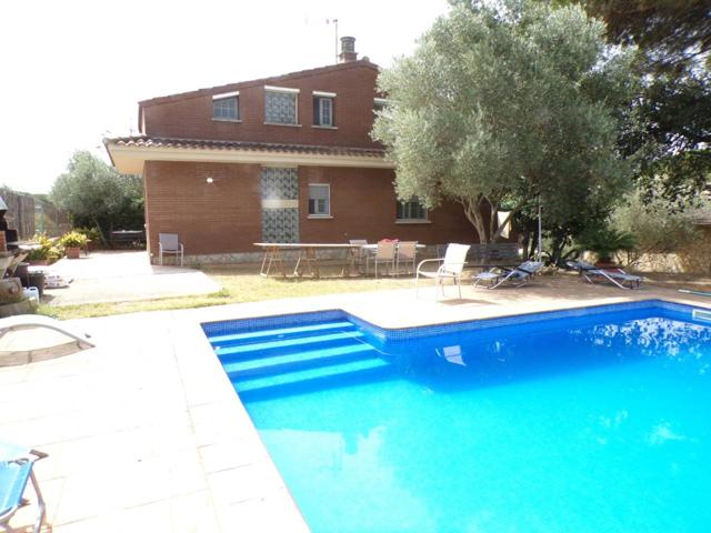 Bonita casa en urbanización de Sils con piscina, parcela toda llana photo 0