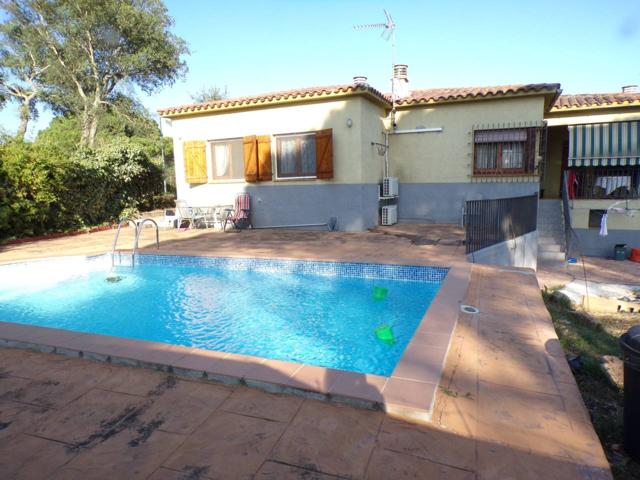 Bonita casa en venta en urbanización de Santa Coloma de Farners, con jardín llano y piscina photo 0