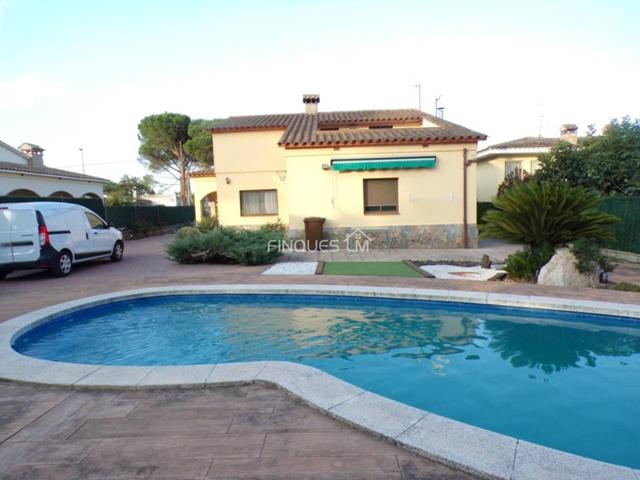 Bonita casa en venta en urbanización de Santa Coloma de Farners photo 0