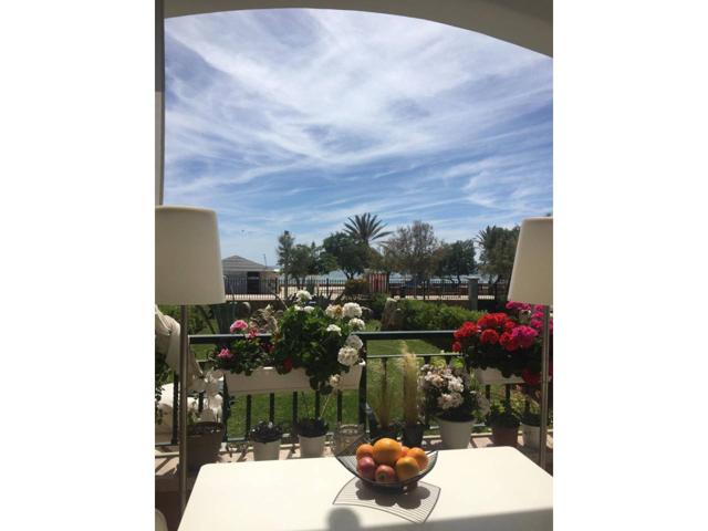 Bajos con jardín frente al mar photo 0