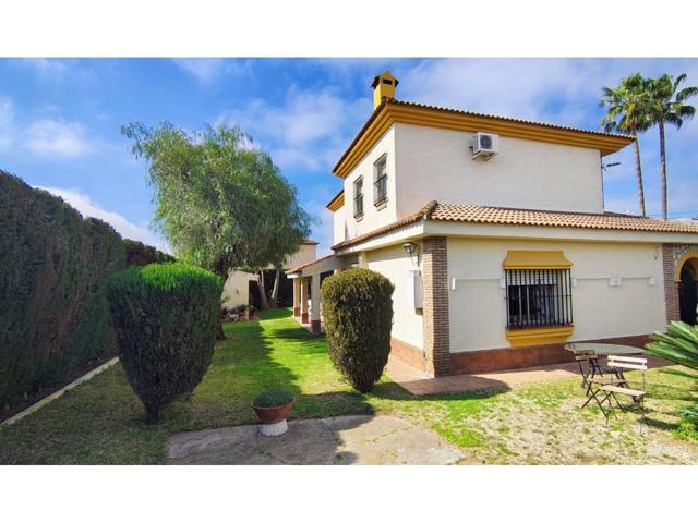 Chalet en venta en Palomares del Río photo 0
