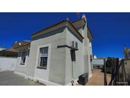 Chalet en venta en Palomares del Río photo 0