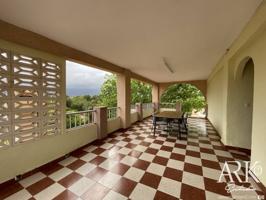 ESPECTACULAR CASA CON TERRENO photo 0