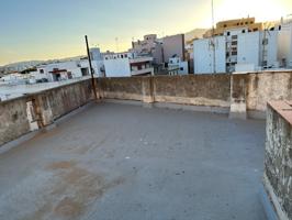 En venta casa con local comercial en la calle General Castaños photo 0