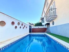 🌿 Oportunidad en Los Barrios – Pareado con piscina privada y garaje doble photo 0