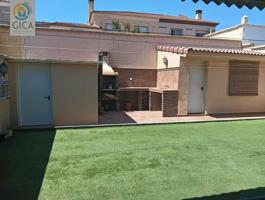 Casa pareada con jardín, chimenea y parking en La Menacha. photo 0