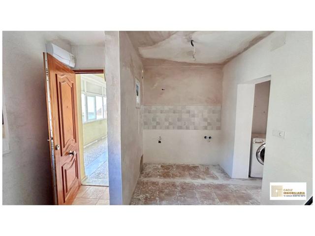 Venta de piso de 3 dormitorios en Cádiz con ascensor, zona Puntales photo 0