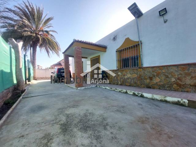 Chalet adosado en venta en Lucena photo 0