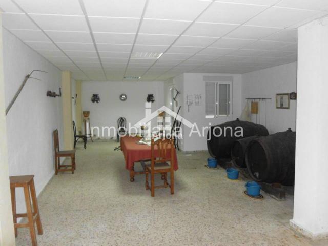 Local en venta en Lucena photo 0