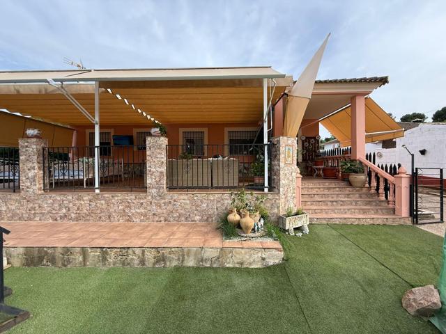 Estupenda vivienda de 152 metros con espectacular porche en Urbanización El Jardinito en Trassierra, sobre parcela de 1.250 metros. photo 0