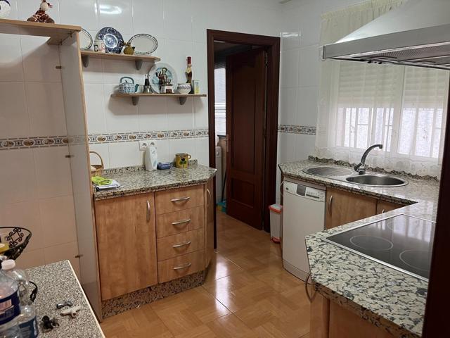 Vivienda en esquina con entrada independiente y opción de negocio photo 0