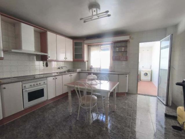 Amplio piso de 4 dormitorios y 2 baños en pleno corazón de Mengíbar (Jaén) photo 0