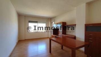 Piso sin amueblar con parquing en Tortosa photo 0