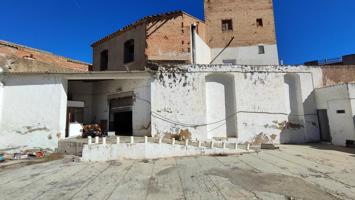 Se alquila local con patio en l’Aldea photo 0