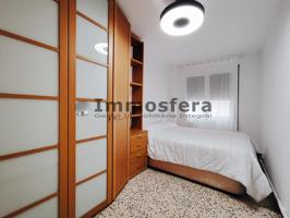 Se alquila habitación en zona de Roquetes photo 0