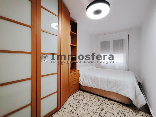 Se alquila habitación en zona de Roquetes photo 0