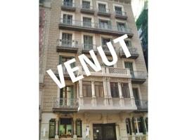 Edificio señorial a la derecha del Eixample. photo 0