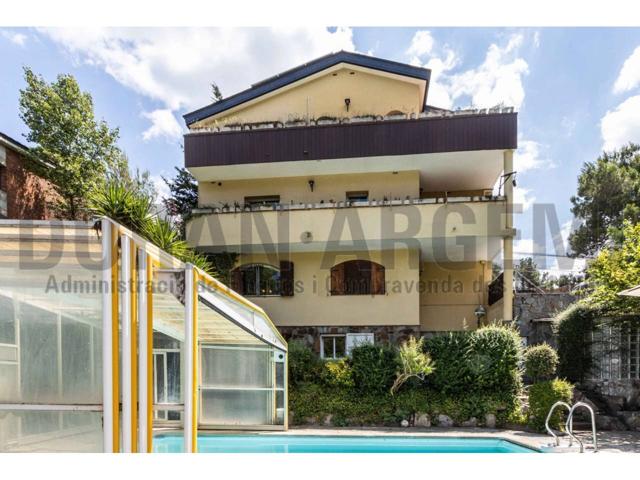 Chalet en venta en Castellar del Vallés photo 0