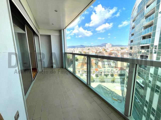 Piso en venta en las emblemáticas Torres del Siglo XX de Terrassa photo 0