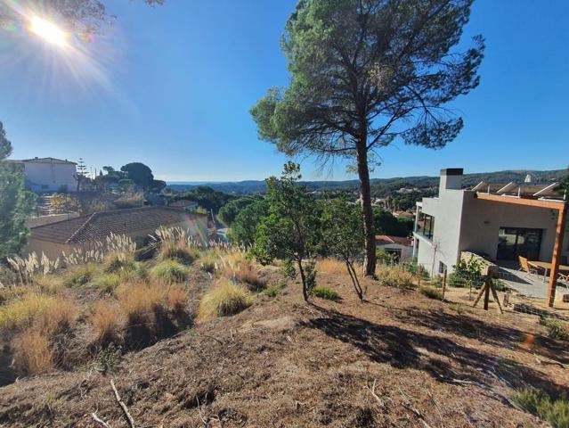 Terreno en venta en la urbanización Los Pinares con vista al mar photo 0