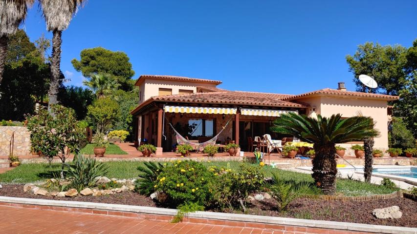 Encantadora villa con vistas al mar y piscina en una ubicación privilegiada photo 0