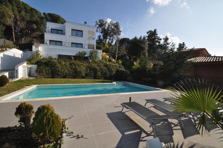 Exclusiva Casa de 3 Plantas con Vistas al Mar en Urbanización de Prestigio en Lloret de Mar photo 0