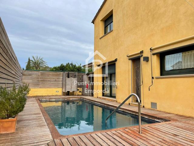 Gran casa en venta en La Bisbal d'Empordà. photo 0