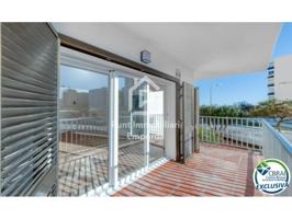 Apartamento reformado con licencia turística a solo 100 metros de la playa, con vistas al mar y plaza de aparcamiento co photo 0