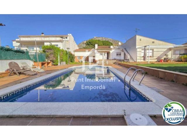 Casa con gran potencial, espaciosa, bien ubicada, con piscina y vistas al castillo de Torroella de Montgrí photo 0